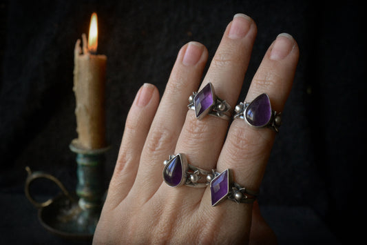 Belladona double shank ring with amethyst