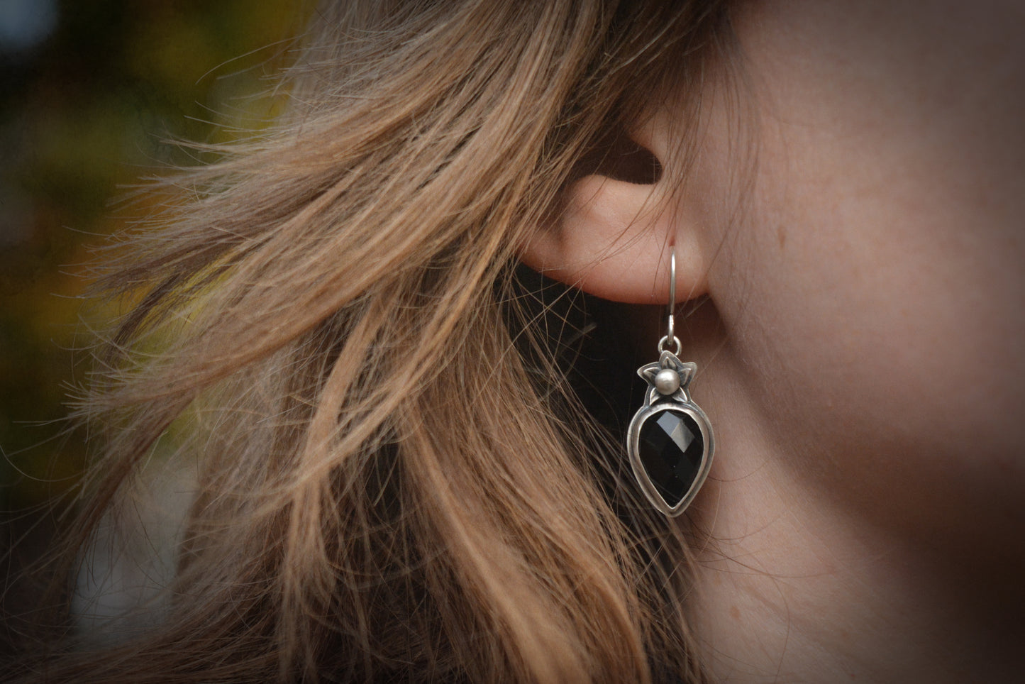 Belladona earrings with faceted onyx