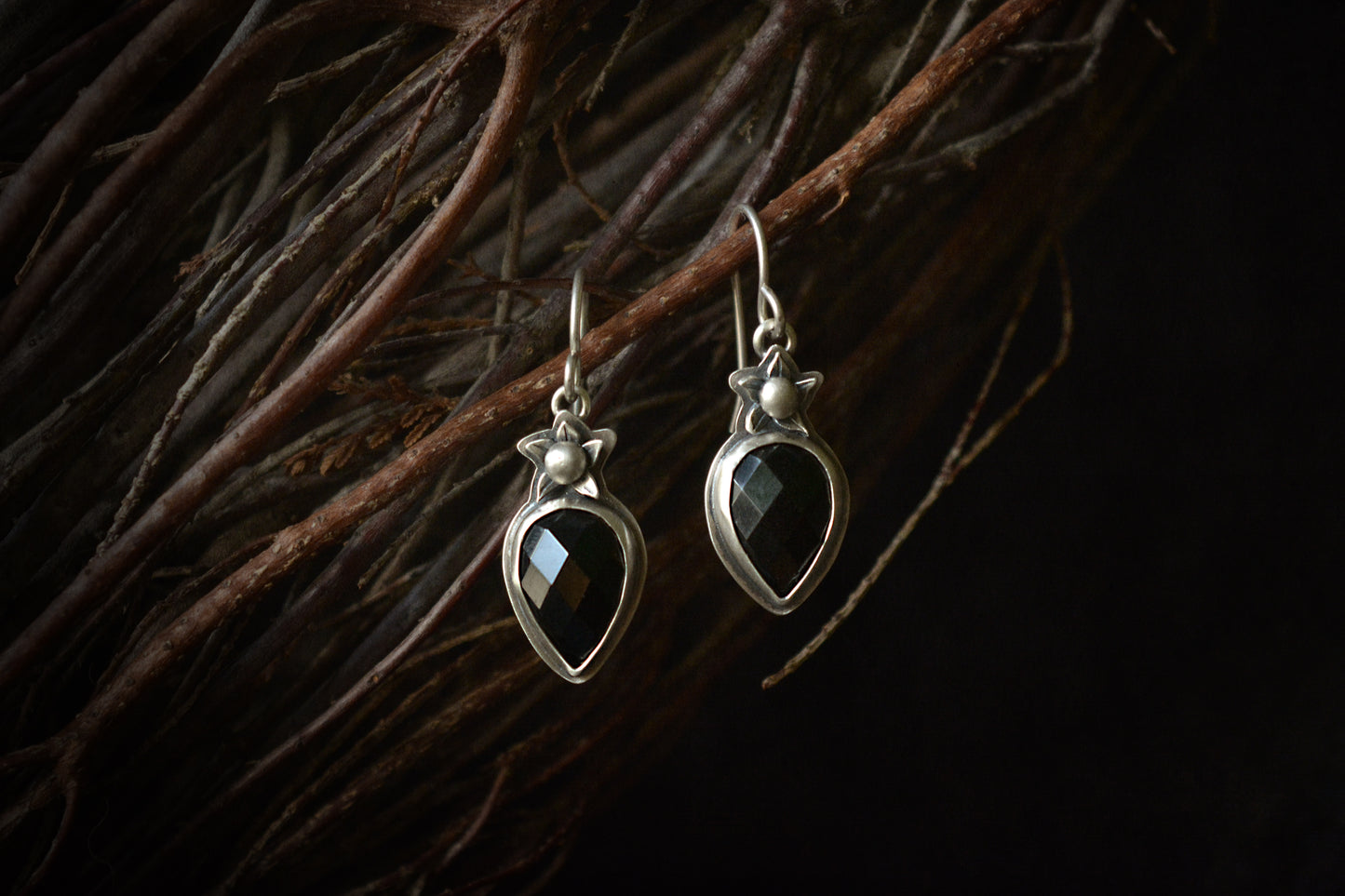 Belladona earrings with faceted onyx