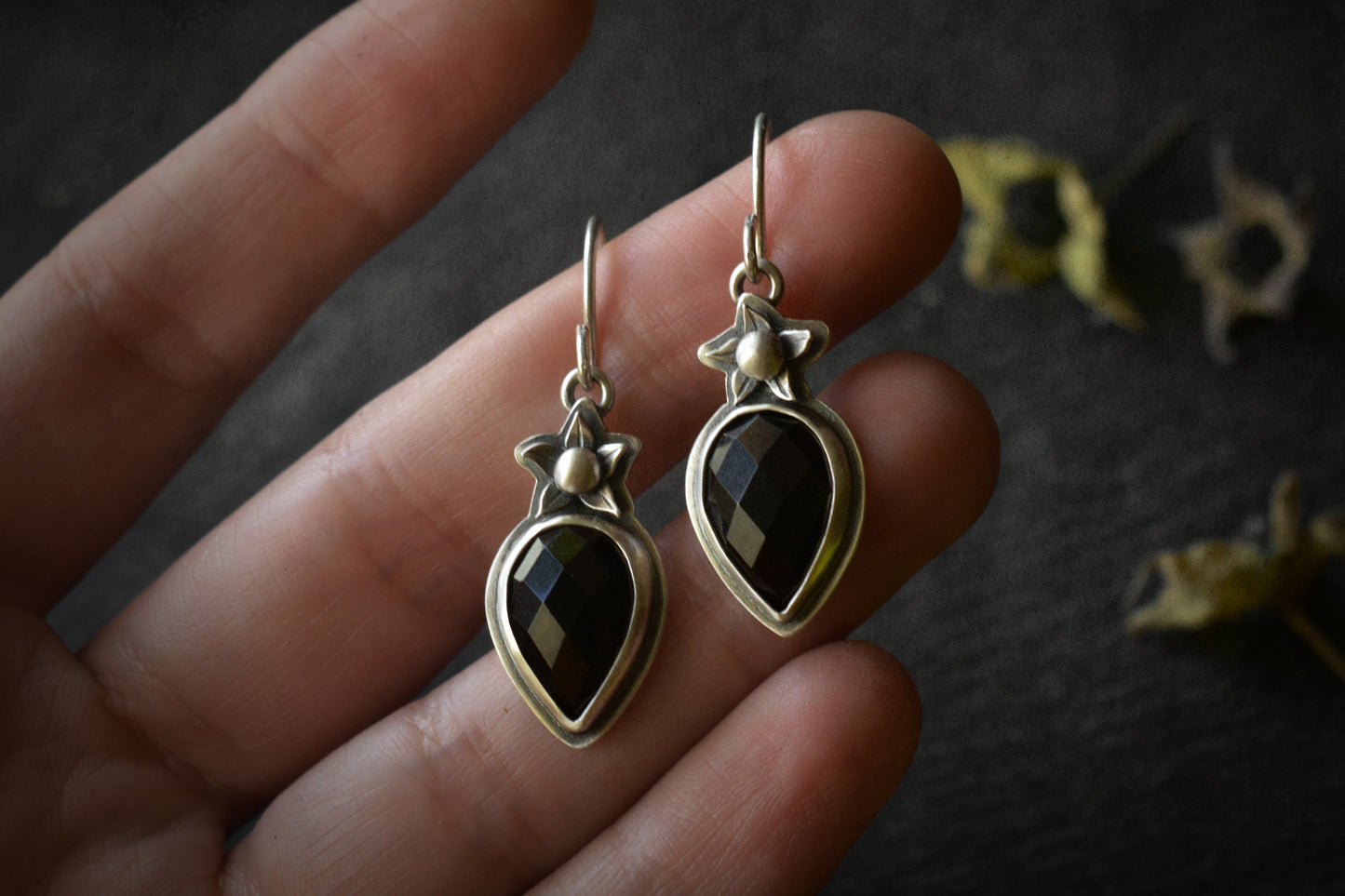 Belladona earrings with faceted onyx